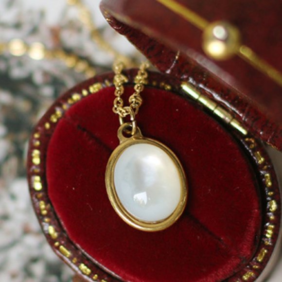 Jewelry - NEW 18K Gold Plated Vintage Retro Mother of Pearl Lolita Oval Pendant Necklace